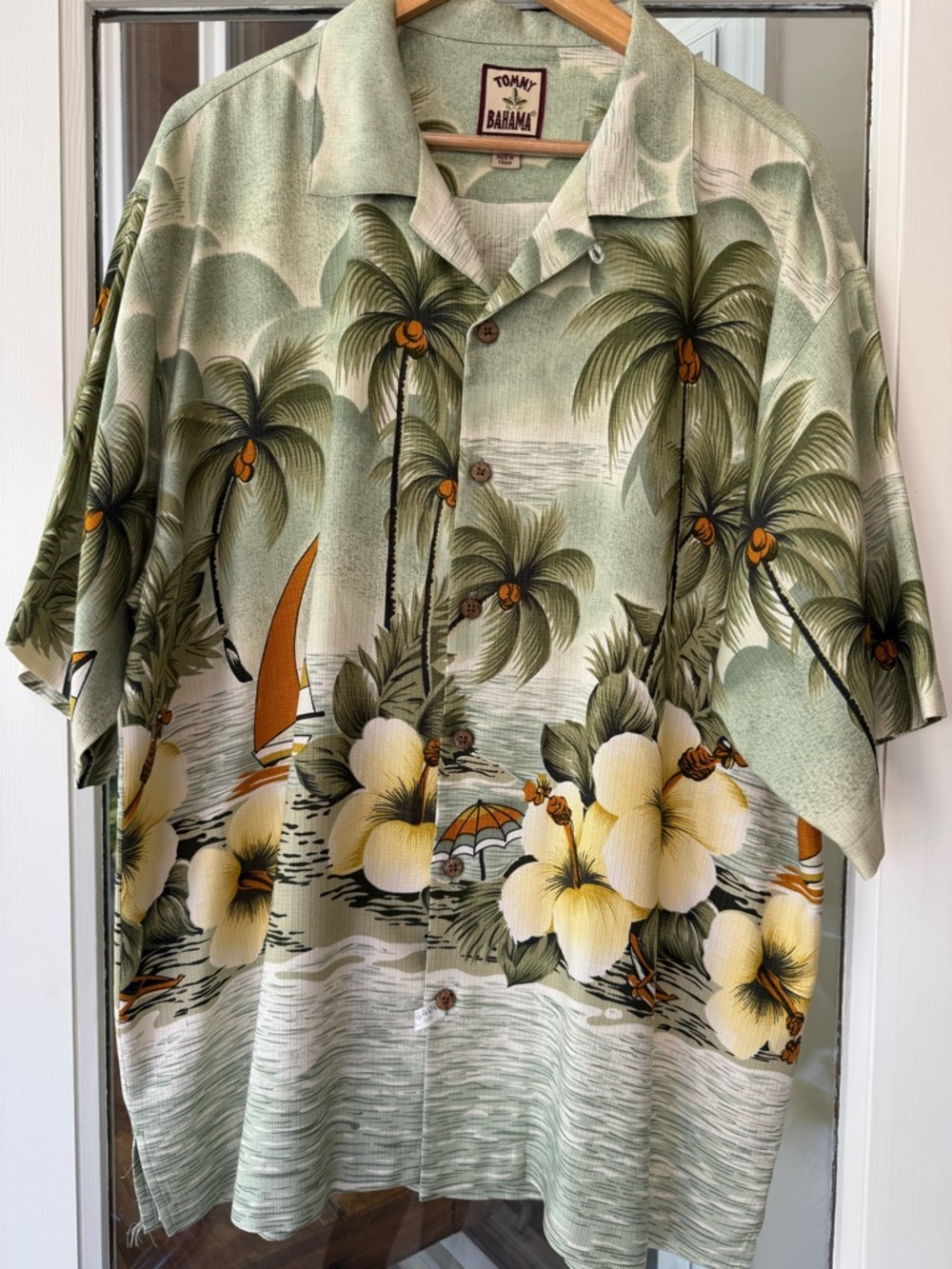 Tommy Bahama 100% Silk Lua Party Men’s XL Button -Down Shirt. EUC, dry cleaned!